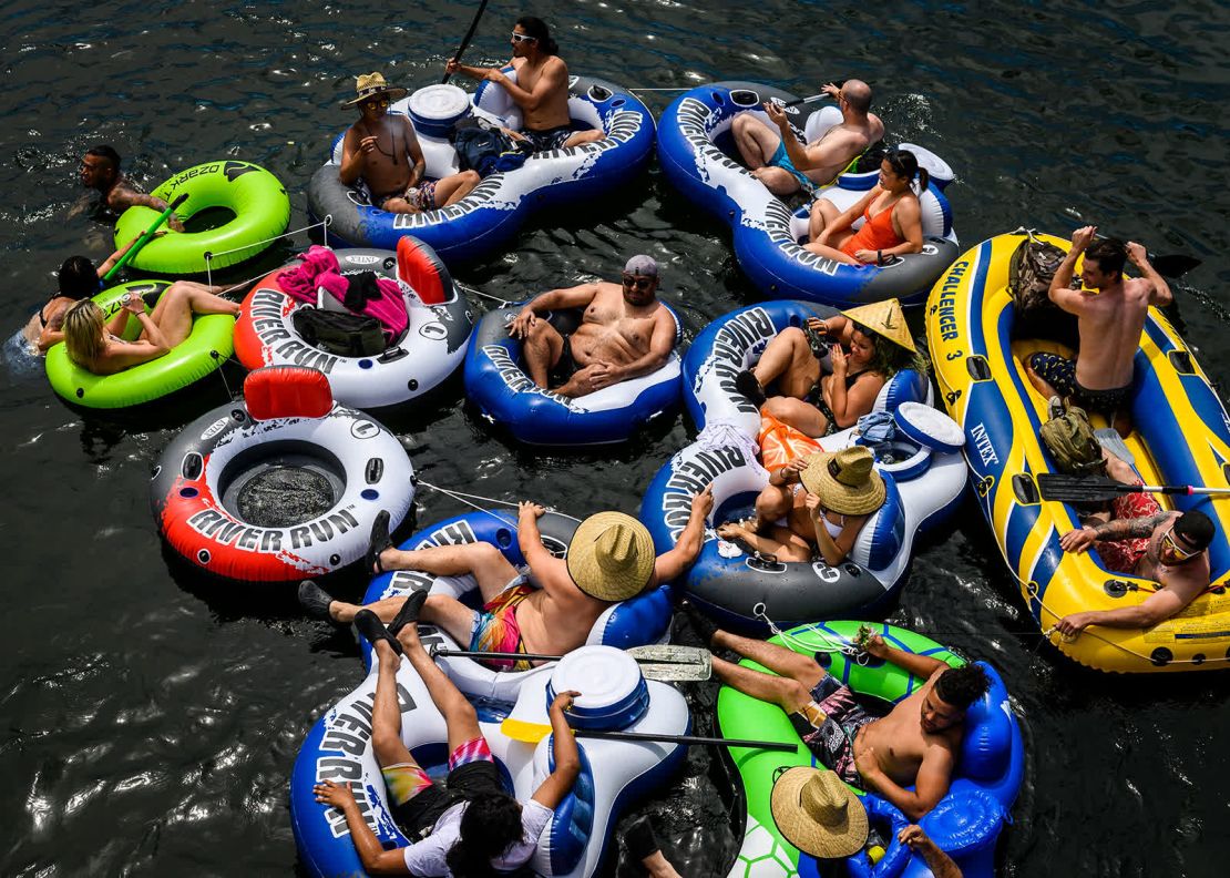 Un grupo de personas flota por el Río de los Americanos cerca de Rancho Cordova, California, el 24 de mayo. El fin de semana del Día de los Caídos dio pie a muchas celebraciones en la playa y en los paseos marítimos, donde pocos fueron vistos manteniendo la distancia social o usando mascarillas (Daniel Kim/The Sacramento Bee/AP).