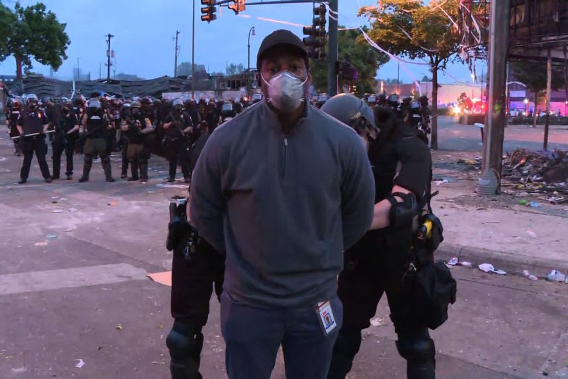 El periodista de CNN Omar Jimenez es detenido durante una transmisión en vivo el 29 de mayo en el lugar de las protestas en Minneapolis. El equipo de Jimenez también fue esposado y luego liberado. El gobernador Tim Walz se disculpó por los arrestos y dijo que asumía toda la responsabilidad (CNN).