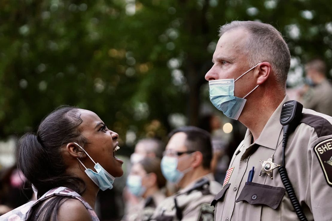 Una mujer le grita al ayudante del sheriff durante una protesta en Minneapolis el 28 de mayo (Mark Vancleave/Star Tribune/AP).