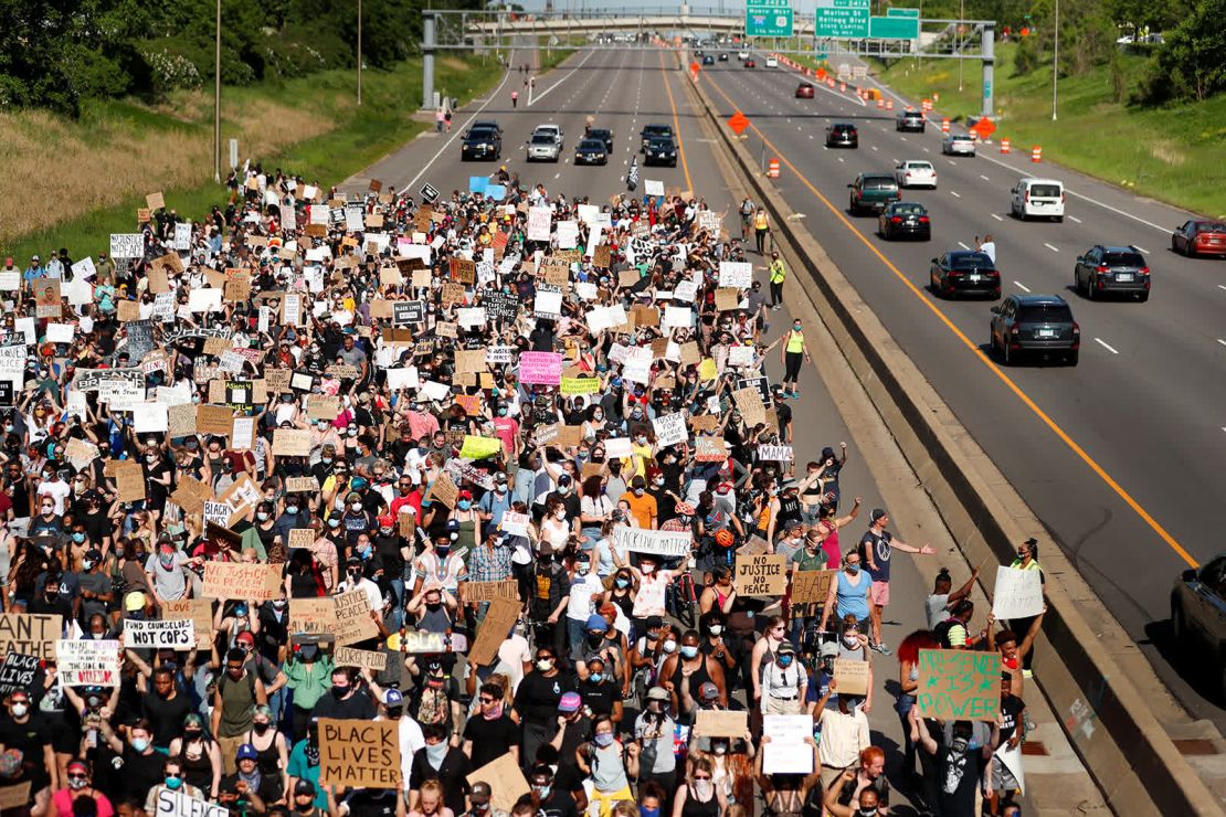 Manifestantes bloquean una autopista en St. Paul, Minnesota, el 31 de mayo (Lucas Jackson/Reuters).