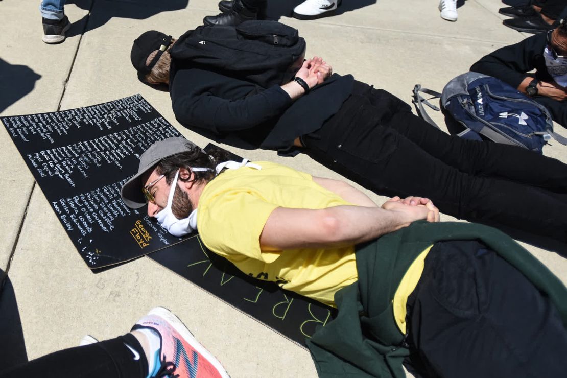 La gente se acuesta boca abajo durante una protesta en el Capitolio del Estado en Lansing, Michigan, el 31 de mayo. Durante las protestas, algunos manifestantes se han acostado en el suelo durante ocho minutos y 46 segundos para simbolizar los últimos momentos de la vida de George Floyd (Matthew Dae Smith/Lansing State Journal/USA Today).