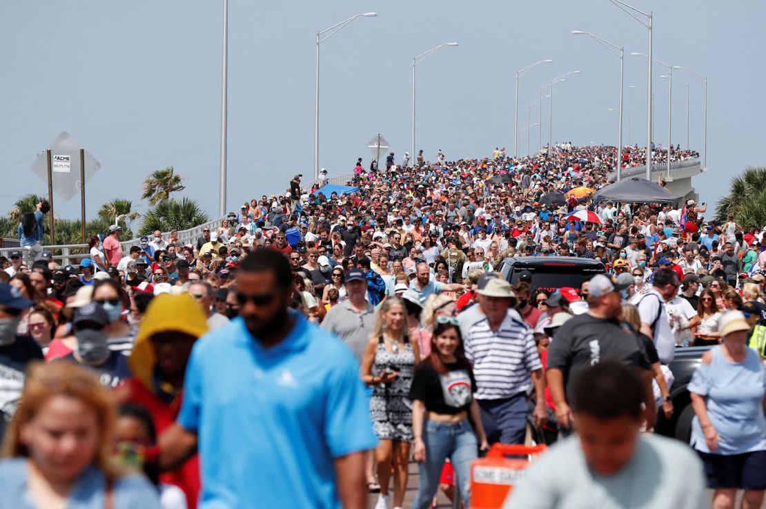 Una multitud se reúne en Titusville, Florida, para ver el histórico lanzamiento de SpaceX el 30 de mayo. El cohete SpaceX Falcon 9 lanzó dos astronautas de la NASA hacia la Estación Espacial Internacional. Es la primera vez en la historia que una compañía aeroespacial comercial lleva a los humanos a la órbita de la Tierra (Scott Audette/Reuters).