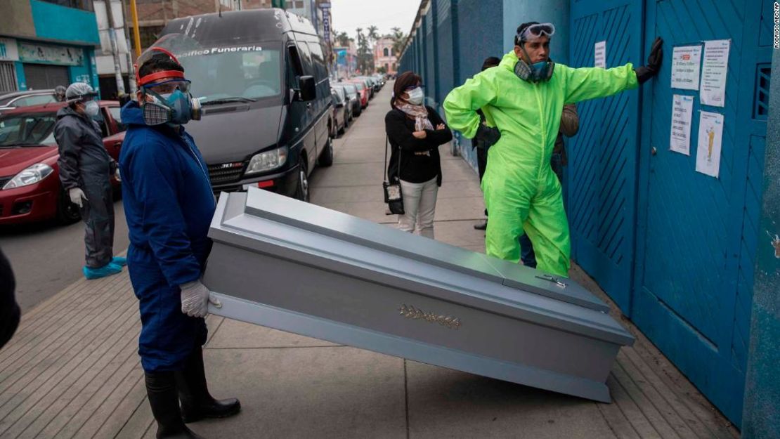 Los ataúdes son llevados a una instalación de almacenamiento funerario en Santiago, la capital de Chile, el 19 de junio de 2020.