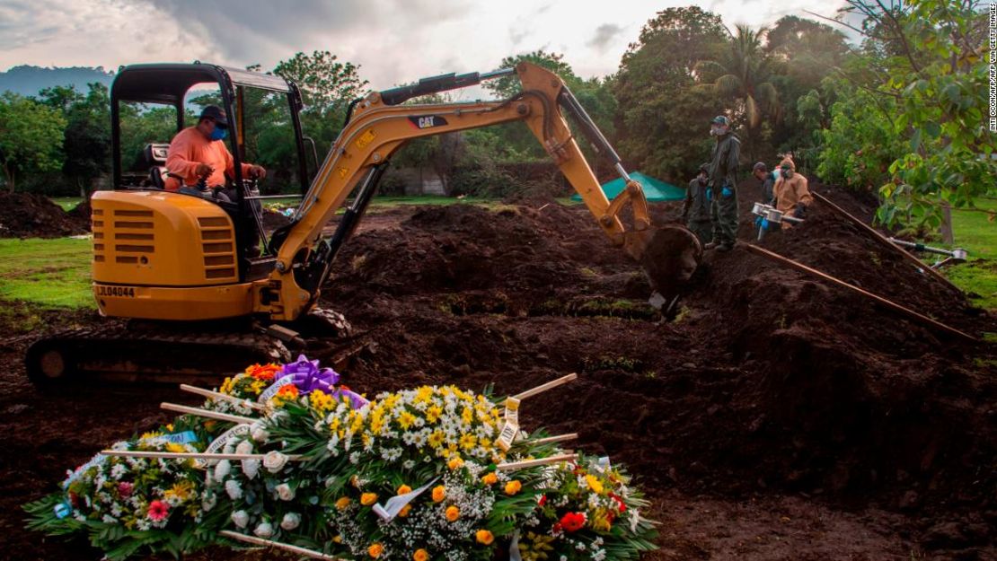 La tumba de un pastor evangélico que según los informes murió de covid-19, en un cementerio en Managua, Nicaragua, el 5 de junio de 2020.