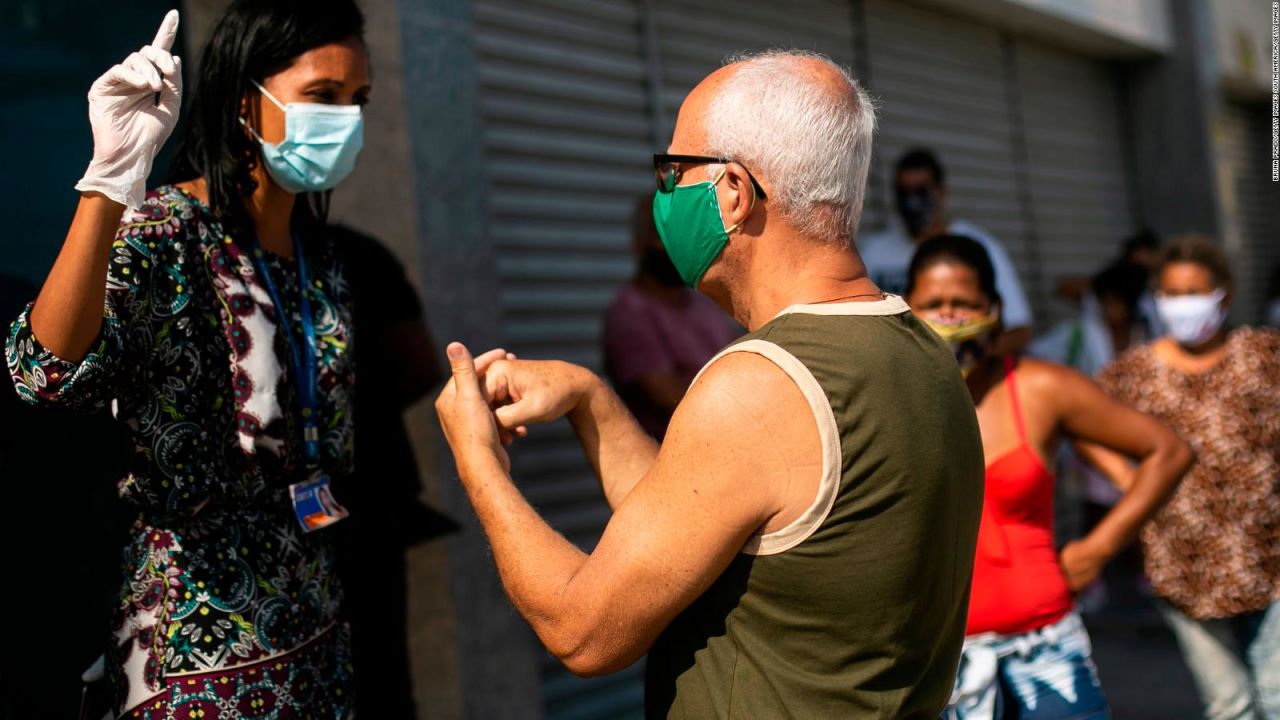 CNNE 858280 - rio de janeiro disminuye restricciones de salud