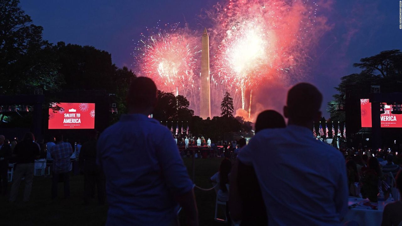 CNNE 858440 - fuegos artificiales iluminan la noche del 4 de julio