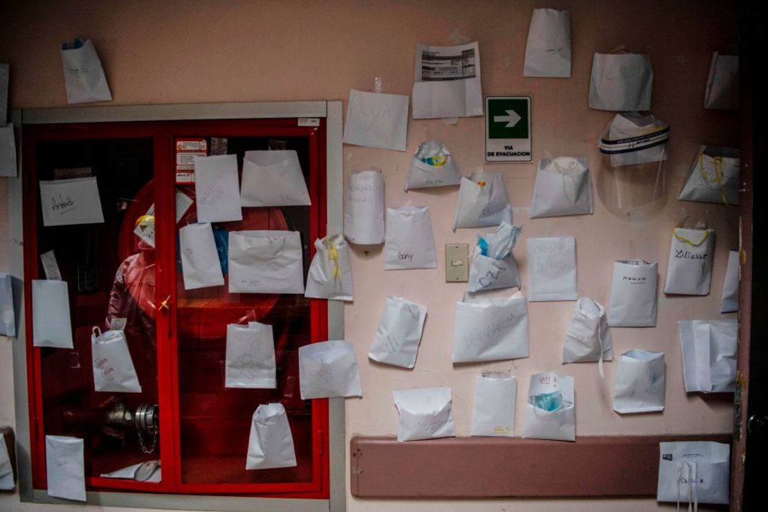 Pared donde las enfermeras de la UCI del Hospital Barros Luco dejan sus tapabocas, en Santiago.