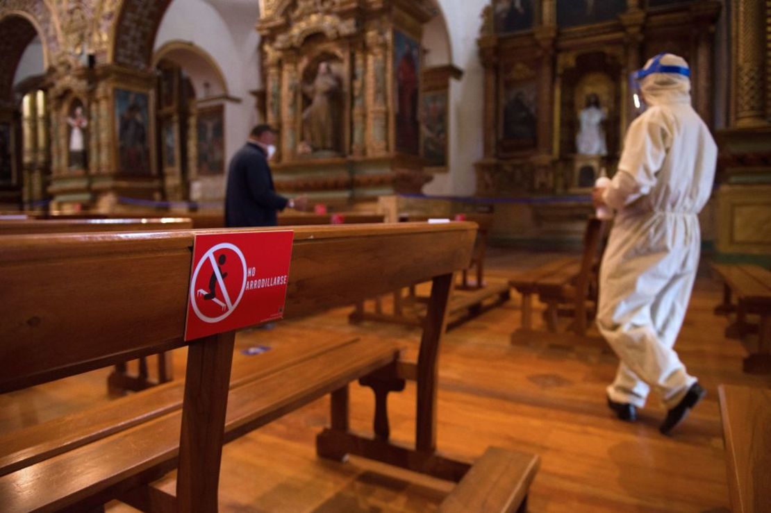 Medidas de seguridad en la iglesia San Francisco, en Quito.