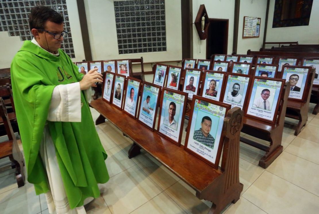 Un sacerdote celebra una misa en honor a los profesores y el personal administrativo de educación víctimas de covid-19 en Iquitos, Perú.