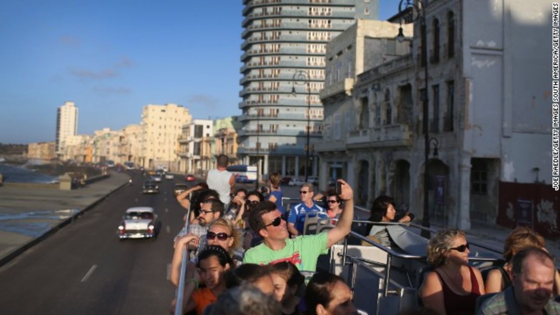 CNNE 85923046 - 151217115945-bus-tour-cuba-story-top