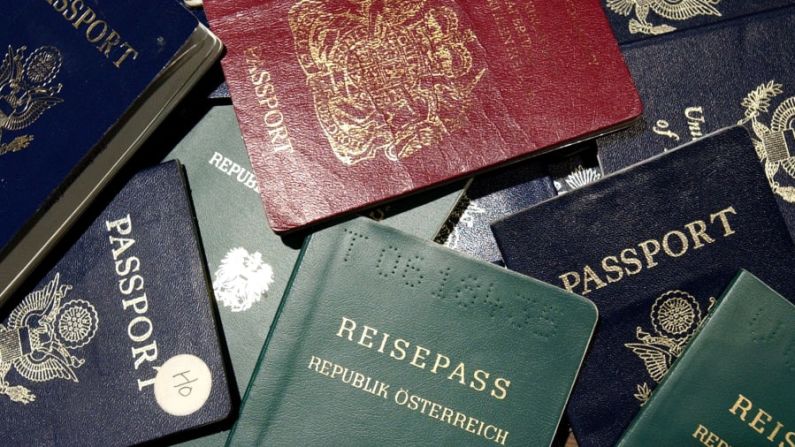 Los pasaportes más poderosos del mundo: la firma mundial Henley & Partners ha publicado su informe trimestral sobre los pasaportes más poderosos del mundo. Recorre la galería para conocer los documentos que tiene acceso a la mayor cantidad de destinos.