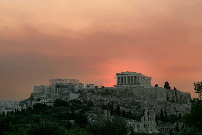 Número 8: los pasaportes de Grecia (el Acrópolis de su capital, Atenas, aparece en la imagen), Nueva Zelandia, Malta y República Checa permiten la entrada a 184 países.