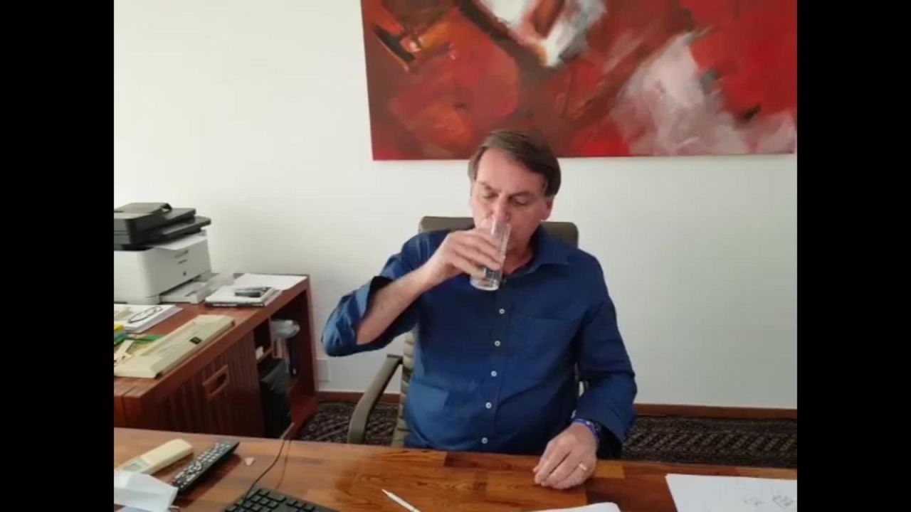 CNNE 859416 - bolsonaro publica video en facebook tomando hidroxicloroquina