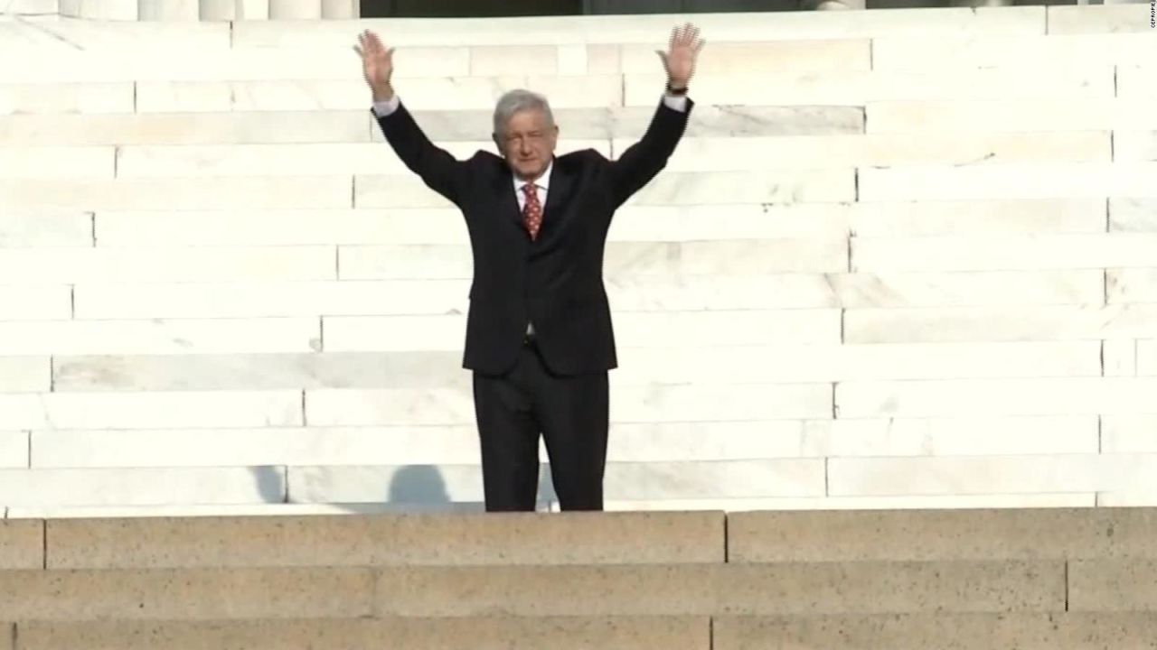 CNNE 859530 - amlo saluda a simpatizantes en monumento a lincoln