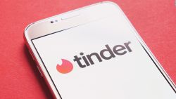 CNNE 859673 - ahora podras tener citas cara a cara en tinder en medio de la pandemia