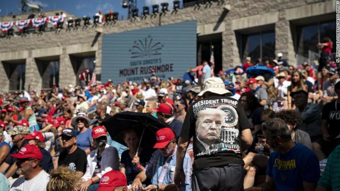 Cientos de personas llegaron al Monte Rushmore para ver al presidente Donald Trump antes del 4 de Julio.