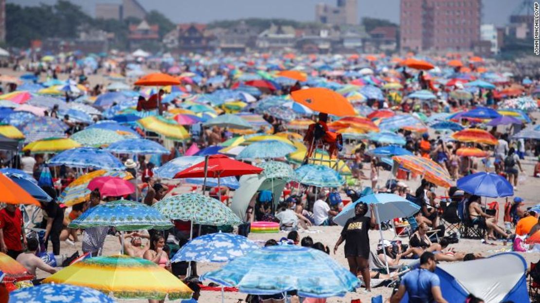 La playa en Coney Island en Nueva York fue muy visitada durante el feriado del Día de la Independencia.