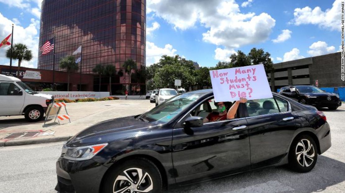 Los maestros protestaban afuera de la sede de las Escuelas Públicas del Condado de Orange en Florida el martes.