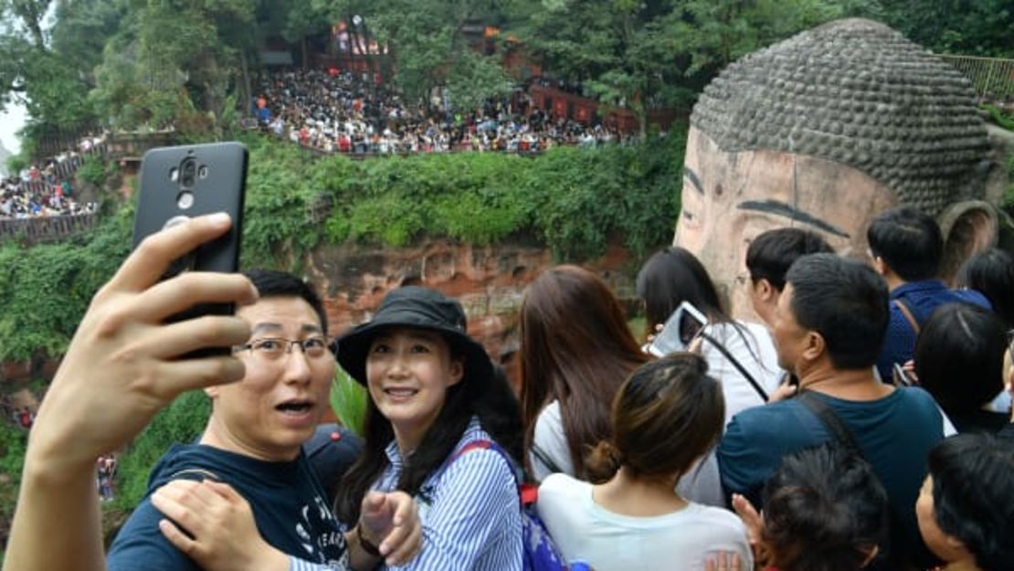 Turistas en el Buda Gigante de Leshan en la provincia de Sichuan, China, en 2019.