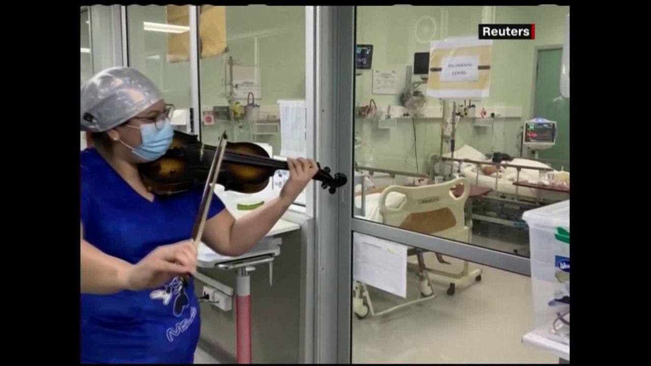 CNNE 860180 - con violin en mano, enfermera anima a pacientes de covid-19