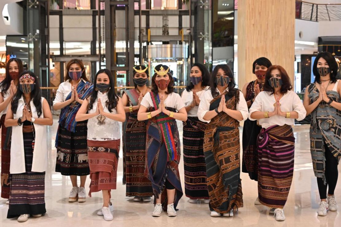 Esta imagen tomada el 4 de julio de 2020 muestra a mujeres que presentan ropa hecha con tela tradicional de Indonesia 'Tenun Alor' originalmente de East Nusa Tenggara durante un desfile de moda y un evento de caridad en línea en Yakarta, para ayudar a los artesanos que han sido afectados por el coronavirus COVID-19 pandemia y estudiantes en la provincia de Nusa Tenggara Oriental. Crédito: ADEK BERRY / AFP a través de Getty Images