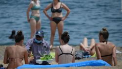 CNNE 860646 - barcelona- sin mascarilla, pero con controles en la playa