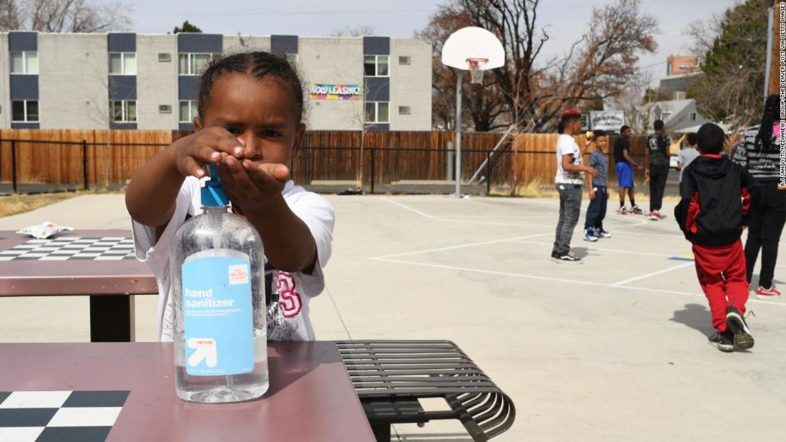 Messiah Guyton, de 4 años, se pone desinfectante de manos antes de comer su refrigerio en Aurora, Colorado.