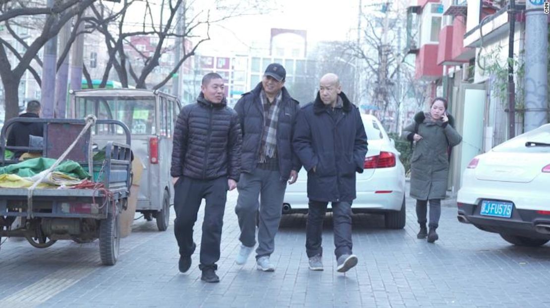 Dong Shengkun (centro) y sus dos compañeros de celda, Zhang Maosheng y Zhang Yansheng, en su reunión en febrero.