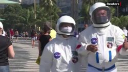 CNNE 861211 - brasil- buscan evadir al covid-19 con traje de astronauta