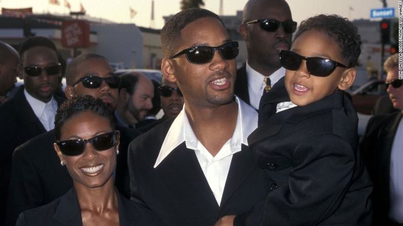 Will carga a su hijo Trey en el estreno de "Men in Black" en junio de 1997. Trey es hijo de Will de su primer matrimonio. Colección Ron Galella / Getty Images