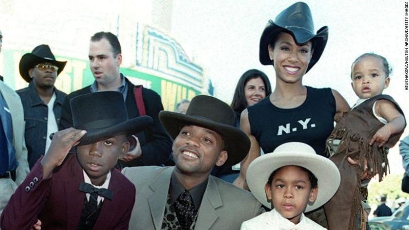 Los Smith llegan al estreno de "Wild Wild West" en junio de 1998. Will aparece al frente con su sobrino Matthew, a la izquierda, y su hijo Trey. Jada está sosteniendo a su bebé, Jaden. Will y Jada tuvieron una hija, Willow, en 2000. Newsmakers / Hulton Archive / Getty Images