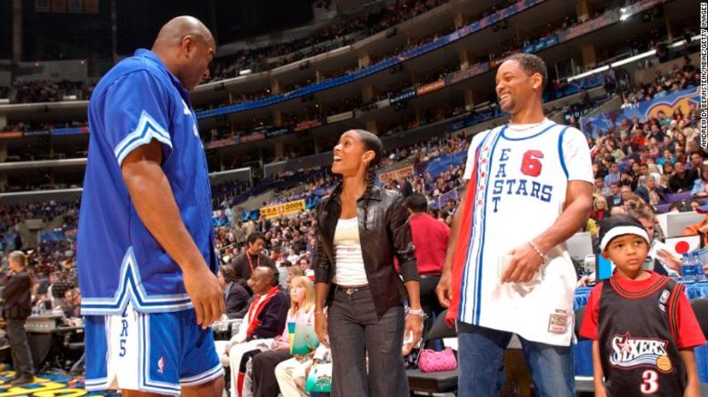 La leyenda del baloncesto Magic Johnson habla con Will y Jada en un evento All-Star de la NBA en febrero de 2004. Andrew D. Bernstein / NBAE / Getty Images