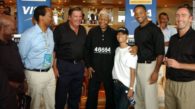 El expresidente de Sudáfrica Nelson Mandela abraza a Jada en un torneo de golf benéfico en marzo de 2005. Dave M. Benett / Getty Images