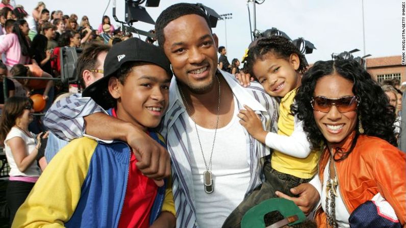 Will abraza a su sobrino Kyle, a la izquierda, al legar con su familia a la ceremonia de los Kids Choice Awards en abril de 2005. Frank Micelotta / Getty Images