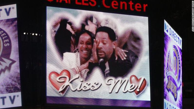 La pareja aparece en la "cámara de los besos" o "kiss cam" durante las Finales de la NBA en junio de 2008. Jack Arent / NBAE / Getty Images