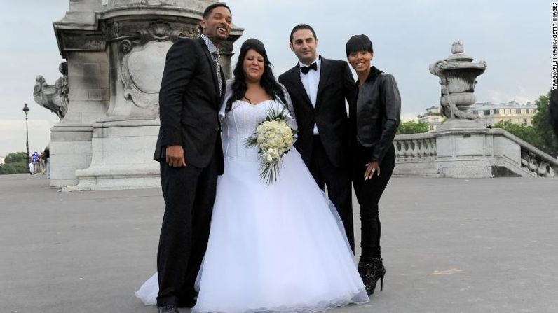 Will y Jada se dirigían al estreno de una película en 2010 cuando pasaron junto a una pareja de recién casados que se tomaba fotos en París. Se detuvieron para posar con los novios. Trago / FilmMagic / Getty Images