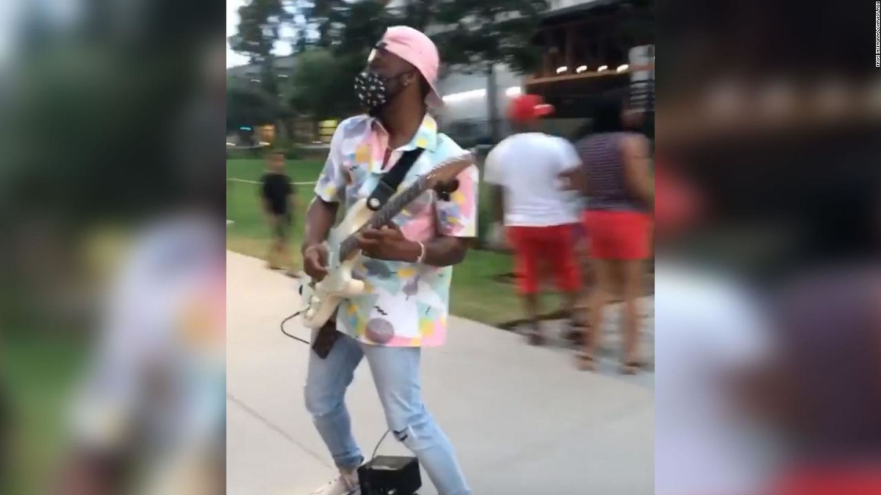 CNNE 861467 - el guitarrista en patineta que cautiva a atlanta