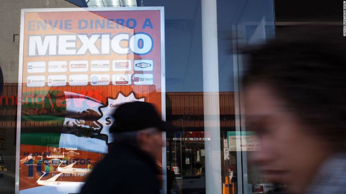 Anuncios que promocionan las transferencias de dinero en la ventana de un servicio especializado en envíos a América Latina fotografiado el 28 de marzo de 2011.