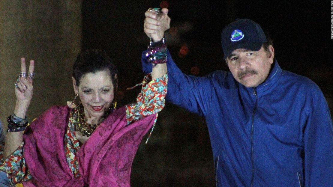 La vicepresidenta Rosario Murillo junto a su esposo, el presidente de Nicaragua Daniel Ortega.