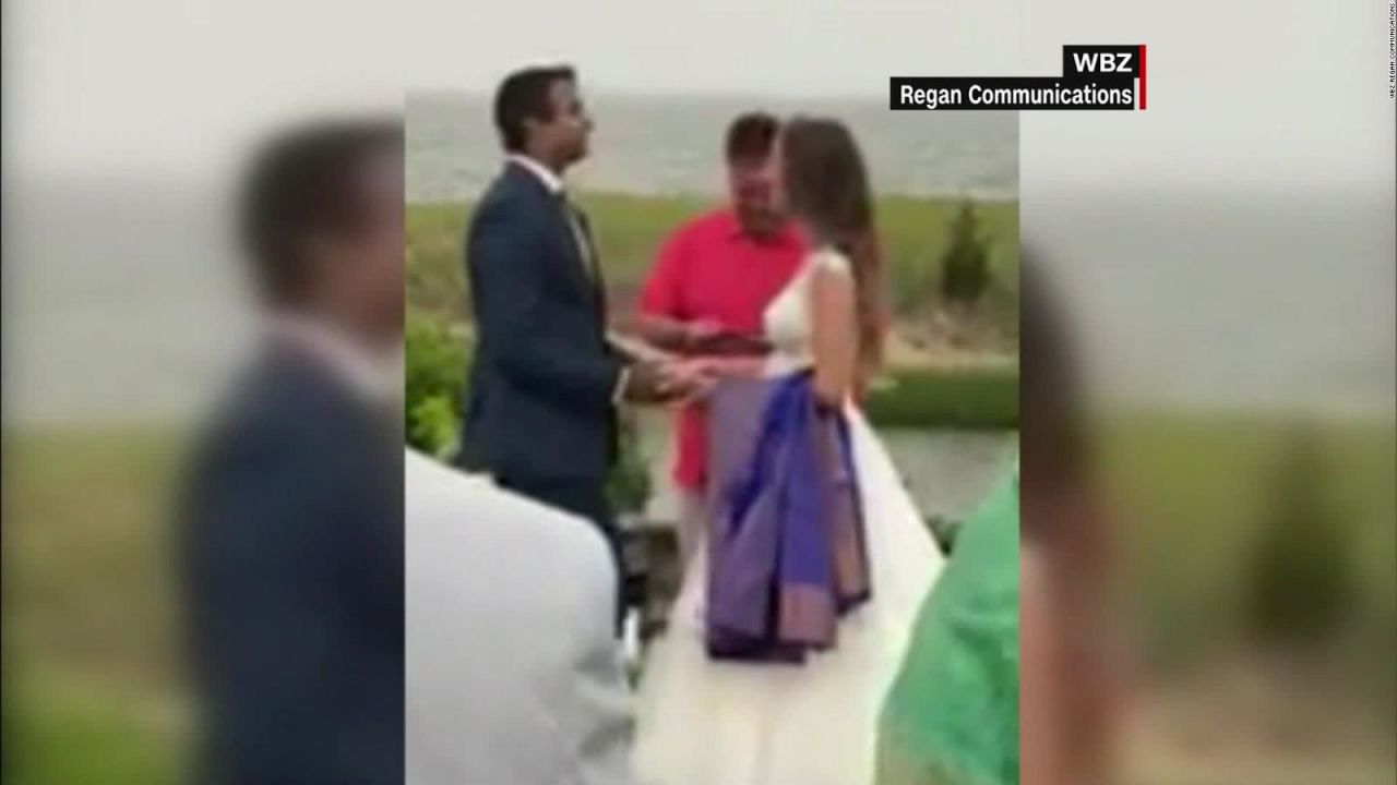 CNNE 862251 - un alcalde en ee-uu- salva la boda de una pareja