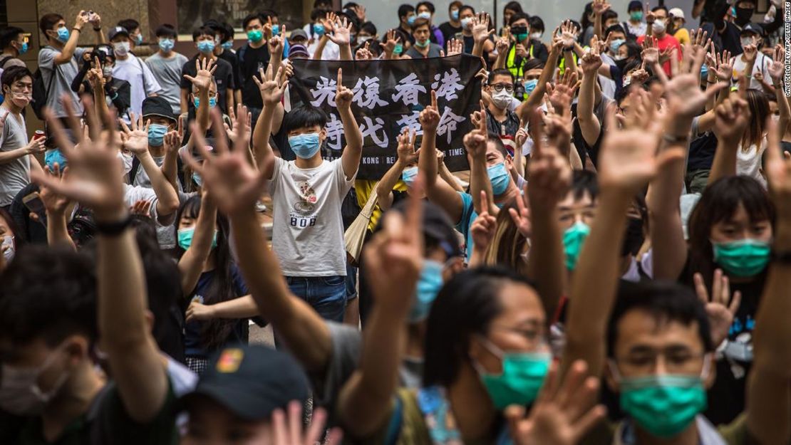 Manifestantes protestan contra la Ley de Seguridad Nacional en Hong Kong el 1 de julio.