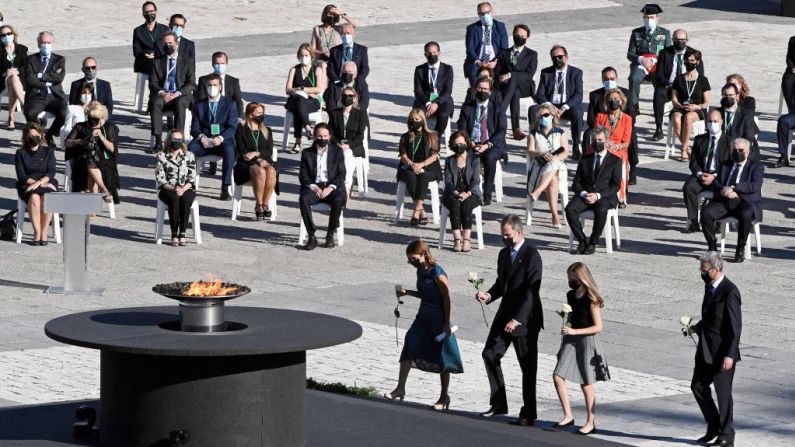 Aroa López, enfermera del hospital Vall d'Hebron de Barcelona; el rey Felipe de España, la princesa Leonor y Hernando Fernández Calleja depositaron flores durante el homenaje a las víctimas.