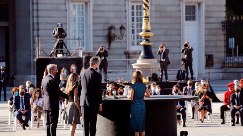 Hernando Fernández Calleja, hermano del periodista José María Calleja, quien murió de coronavirus, acompañó al rey Felipe de España, la reina Letizia y Aroa López, enfermera del hospital Vall d'Hebron en Barcelona, durante el homenaje.