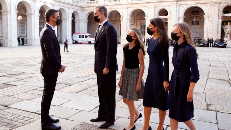 El presidente del gobierno español, Pedro Sánchez (izquierda), da la bienvenida a la familia real a la ceremonia en honor a las 28.400 víctimas del coronavirus, así como a los servidores públicos que han estado luchando en la primera línea contra la pandemia.