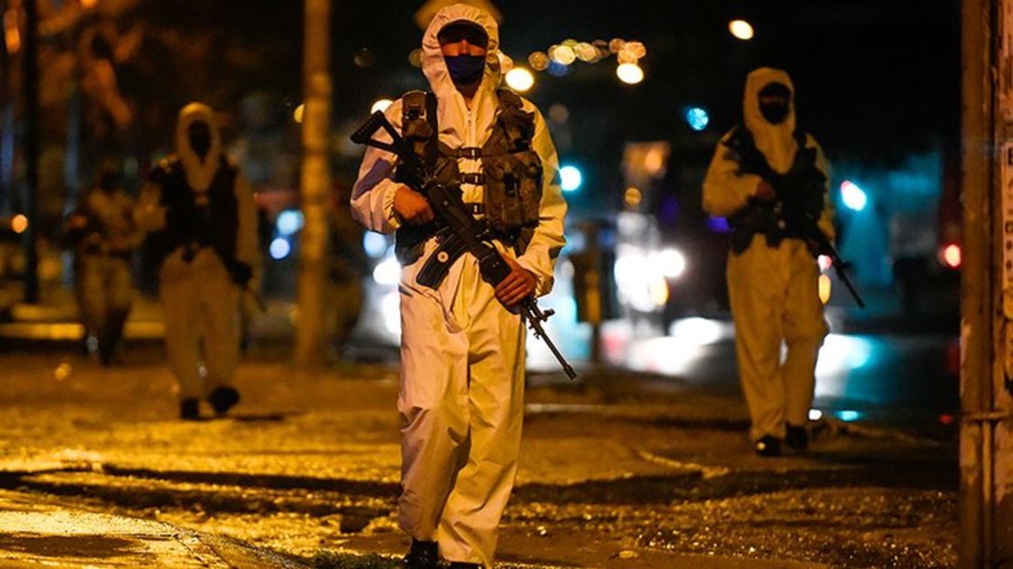 Soldados colombianos patrullan las calles de Bogotá en medio de la pandemia de coronavirus.