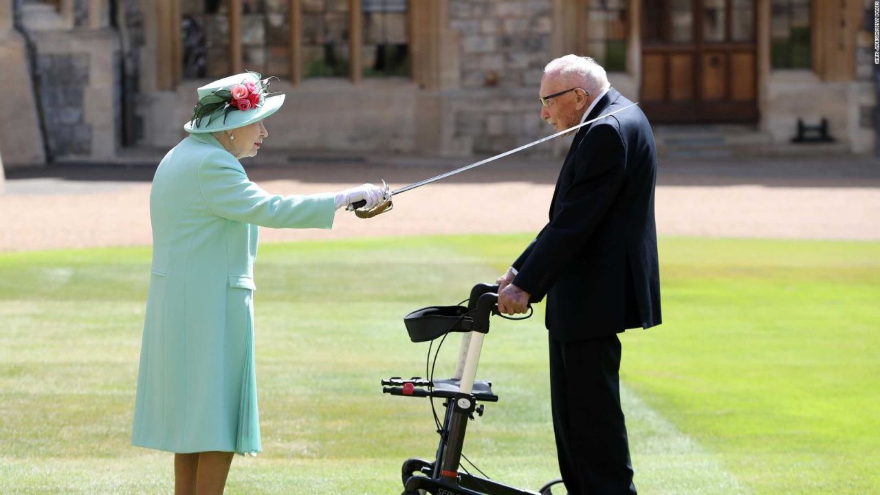 CNNE 863388 - veterano de 100 anos es nombrado caballero por isabel ii