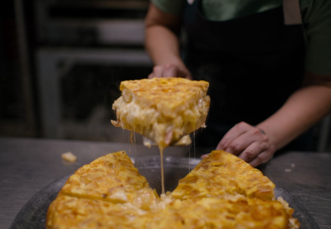 La tortilla española rellena de jamón y extra queso, es la especialidad de Pato y Romi, chefs y dueñas de "Las Chicas de la 3" en Buenos Aires, Argentina.