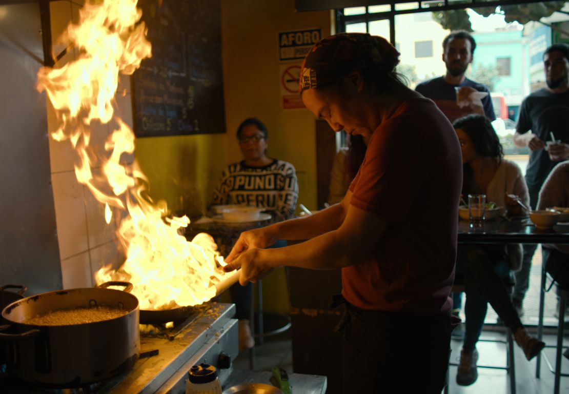 El chef Toshi se encarga de la cocina en su restaurante "Al Toke Pez" en Lima, Peru y da ese toque fusión entre la cocina Nikkei con la peruana.