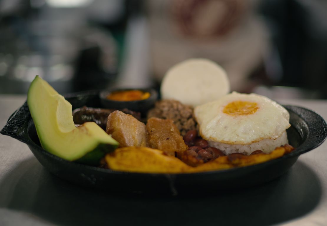 La bandeja paisa es uno de los platillos tradicionales que todo turista debe probar cuando viaje a Colombia. Hecho con Arroz, frijoles, carne molida, chorizo, morcilla y chicharrón.