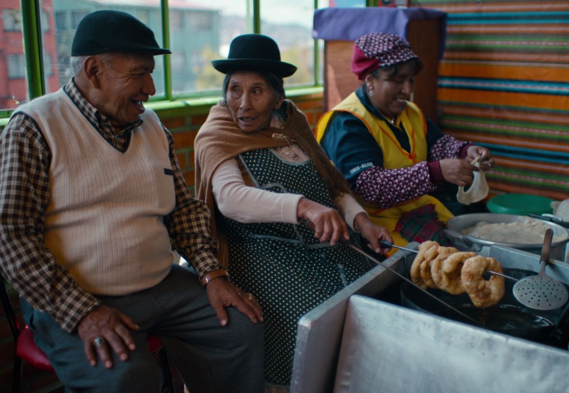 Constantina Velasco y su esposo llevan más de 30 años preparando los buñuelos con anis, acompañados de Api, una bebida de maíz morado o amarillo, en La Paz, Bolivia.